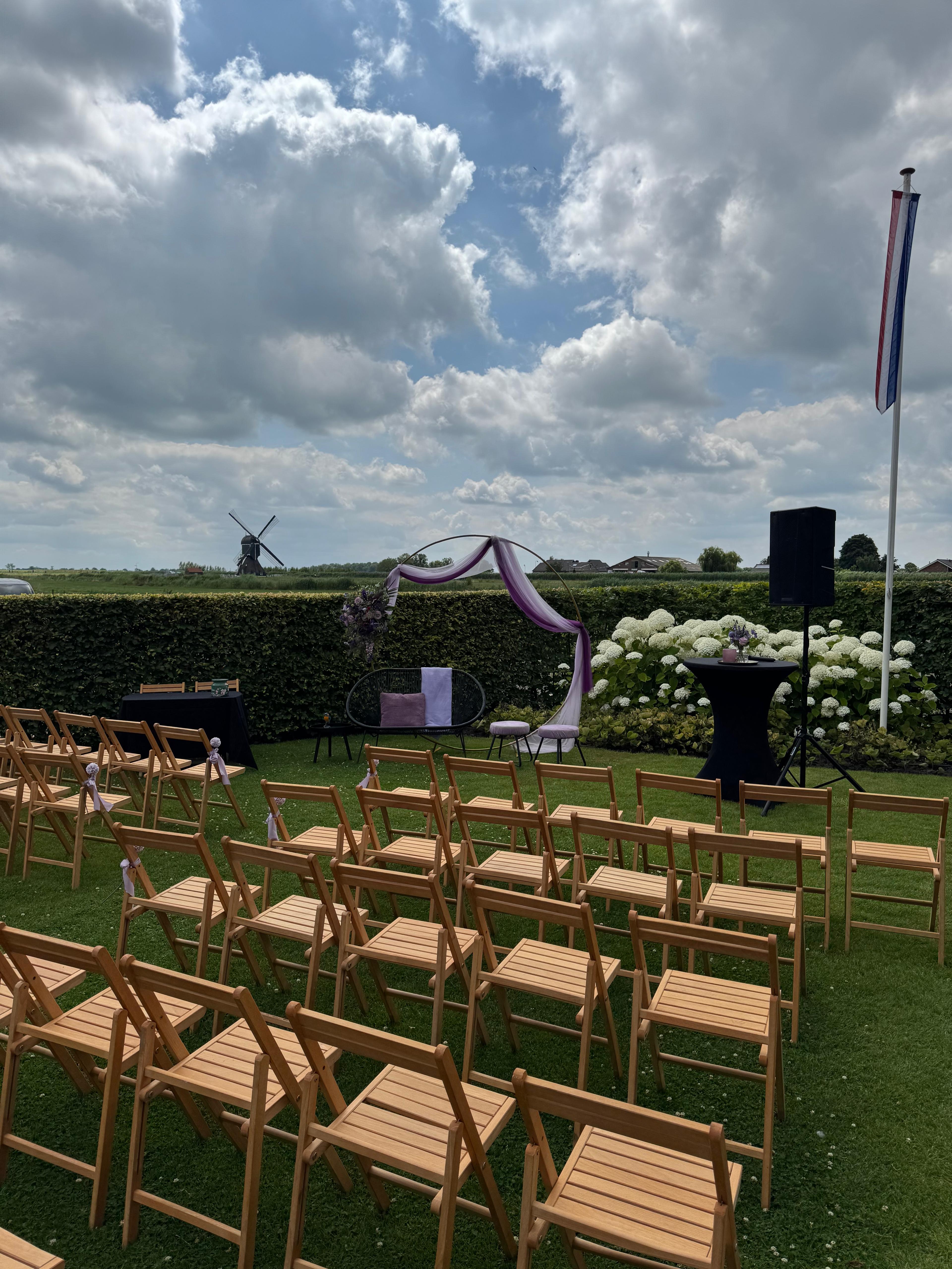 Bruiloft ceremonie met speakers bij molen in de Alblasserwaard