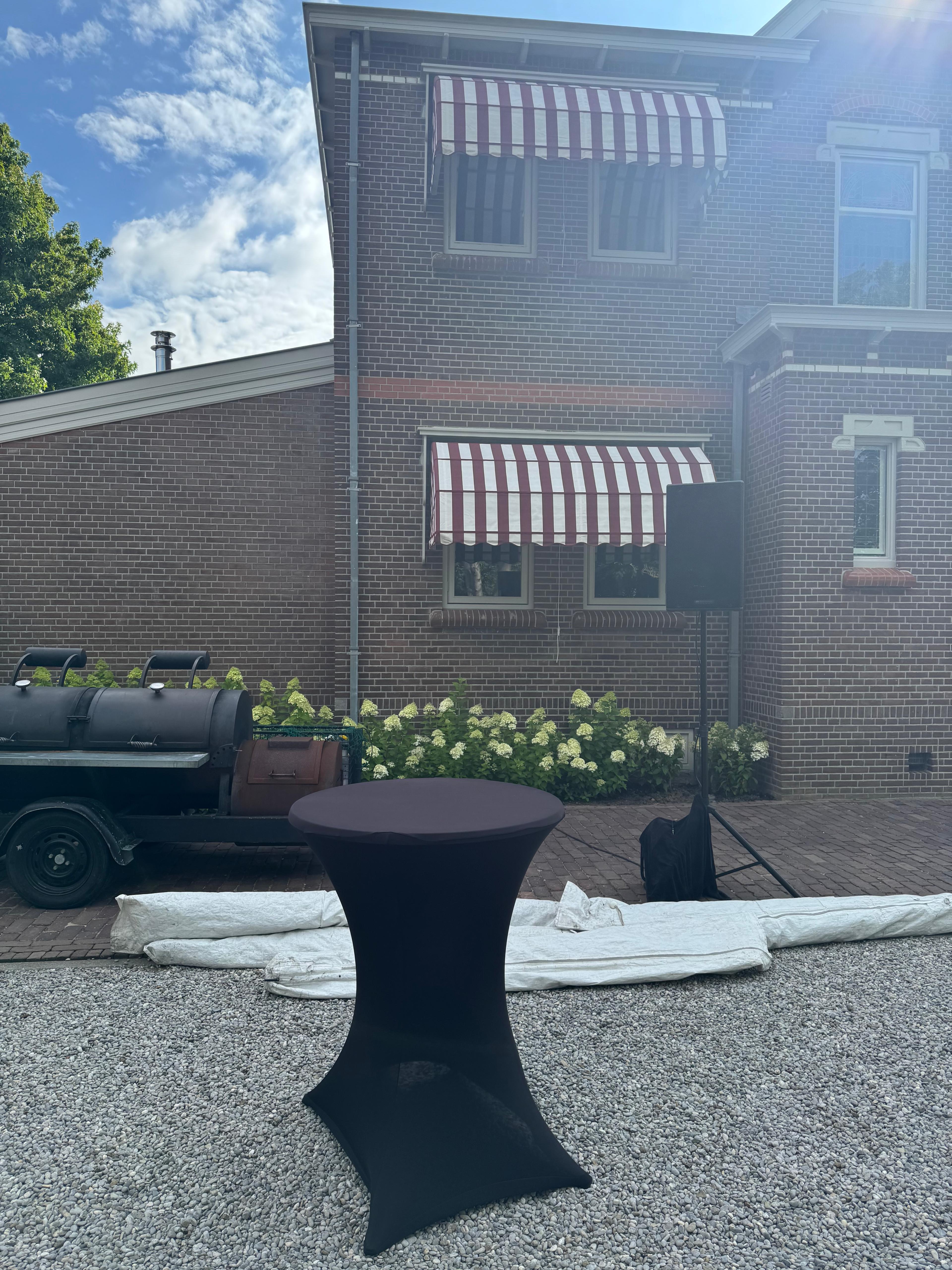 Overzicht bruiloft ceremonie met geluidsinstallatie