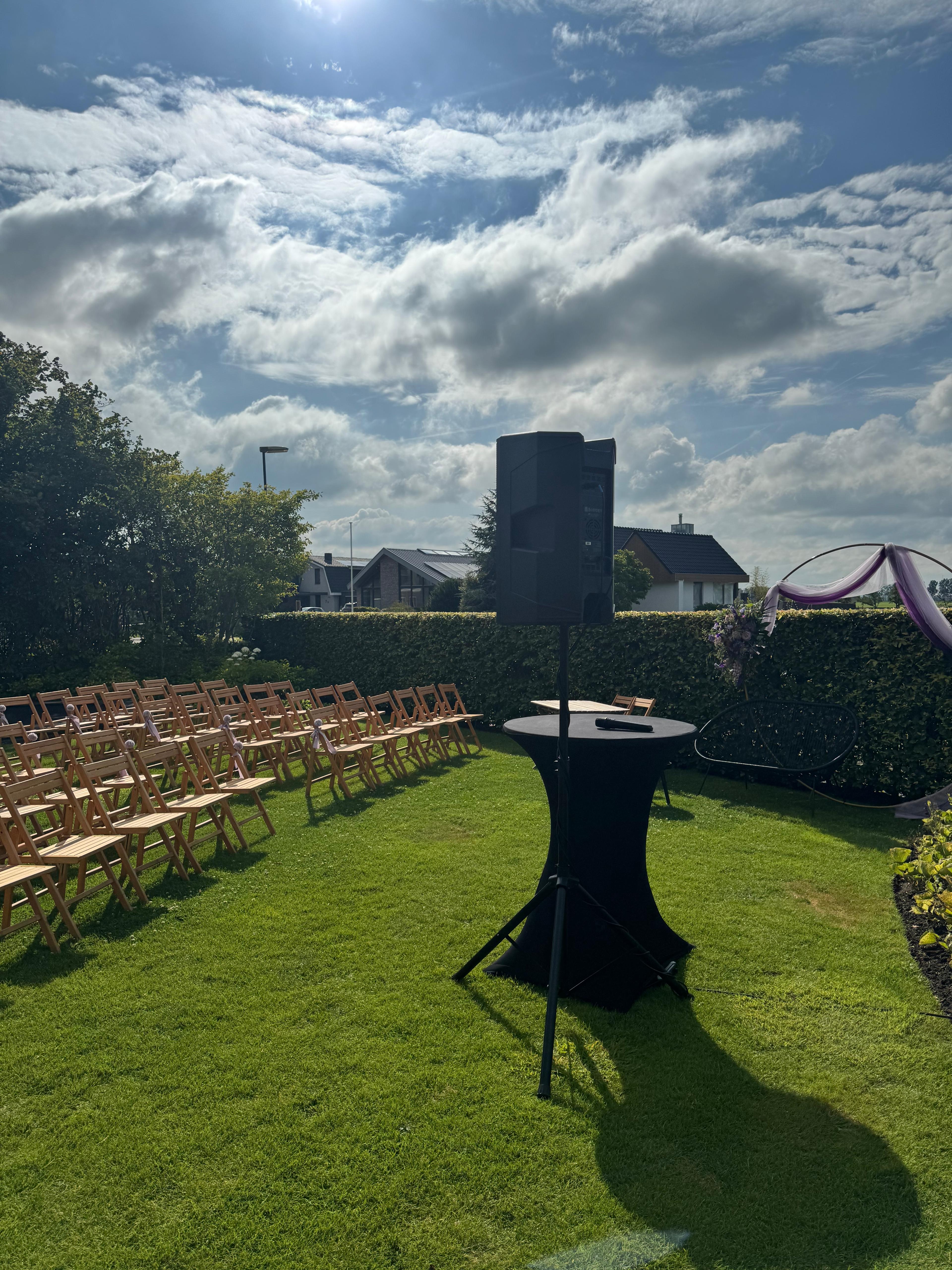 Speaker op statief voor buitenceremonie