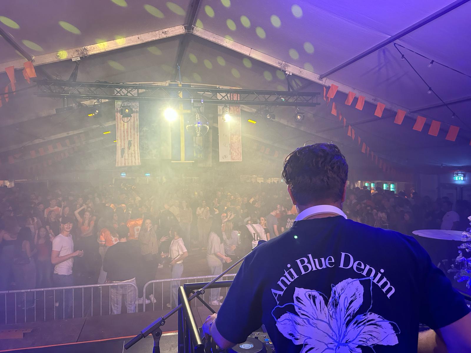 DJ achter draaitafel in feesttent