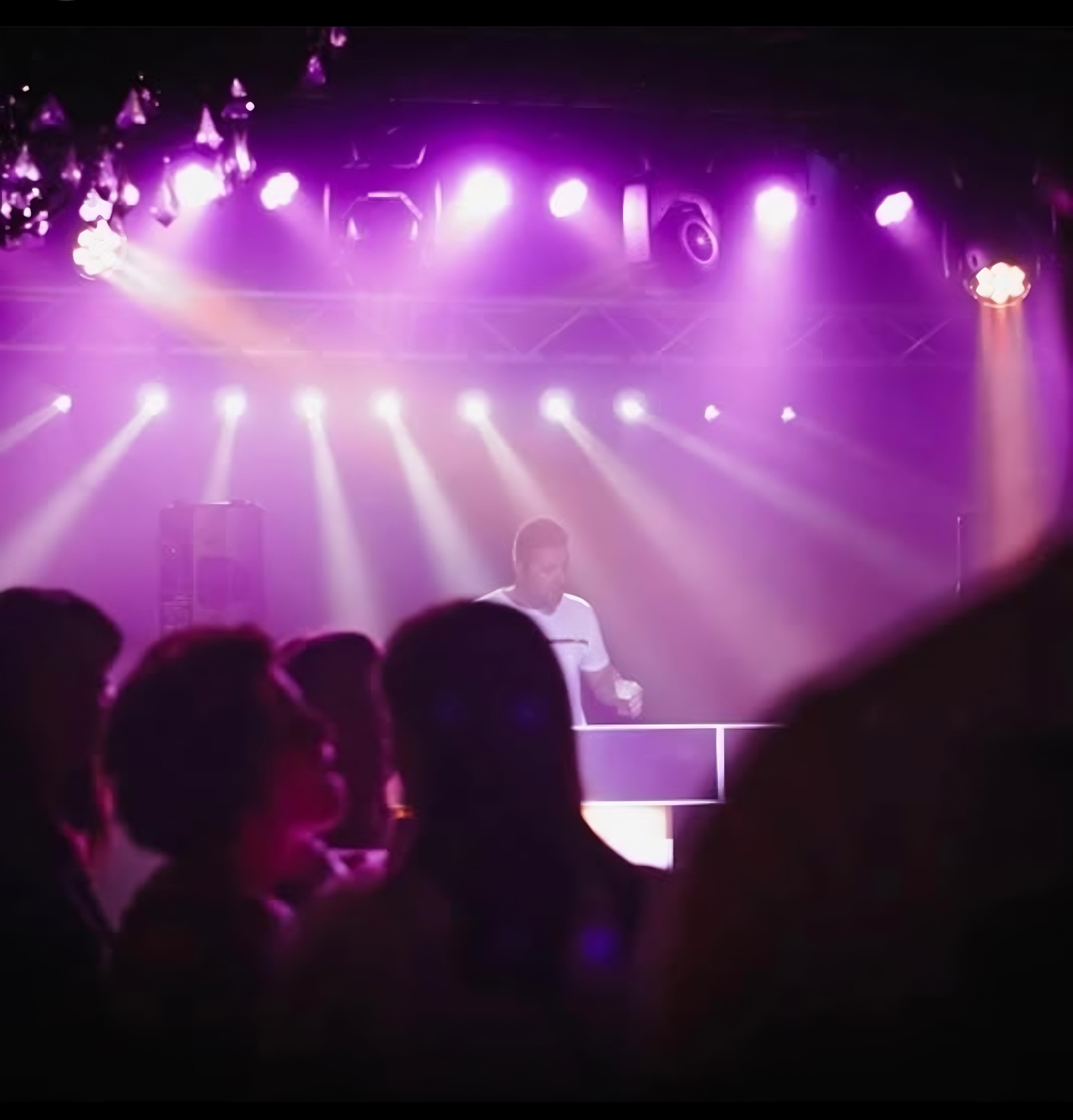 DJ set met professionele lichtshow op feest