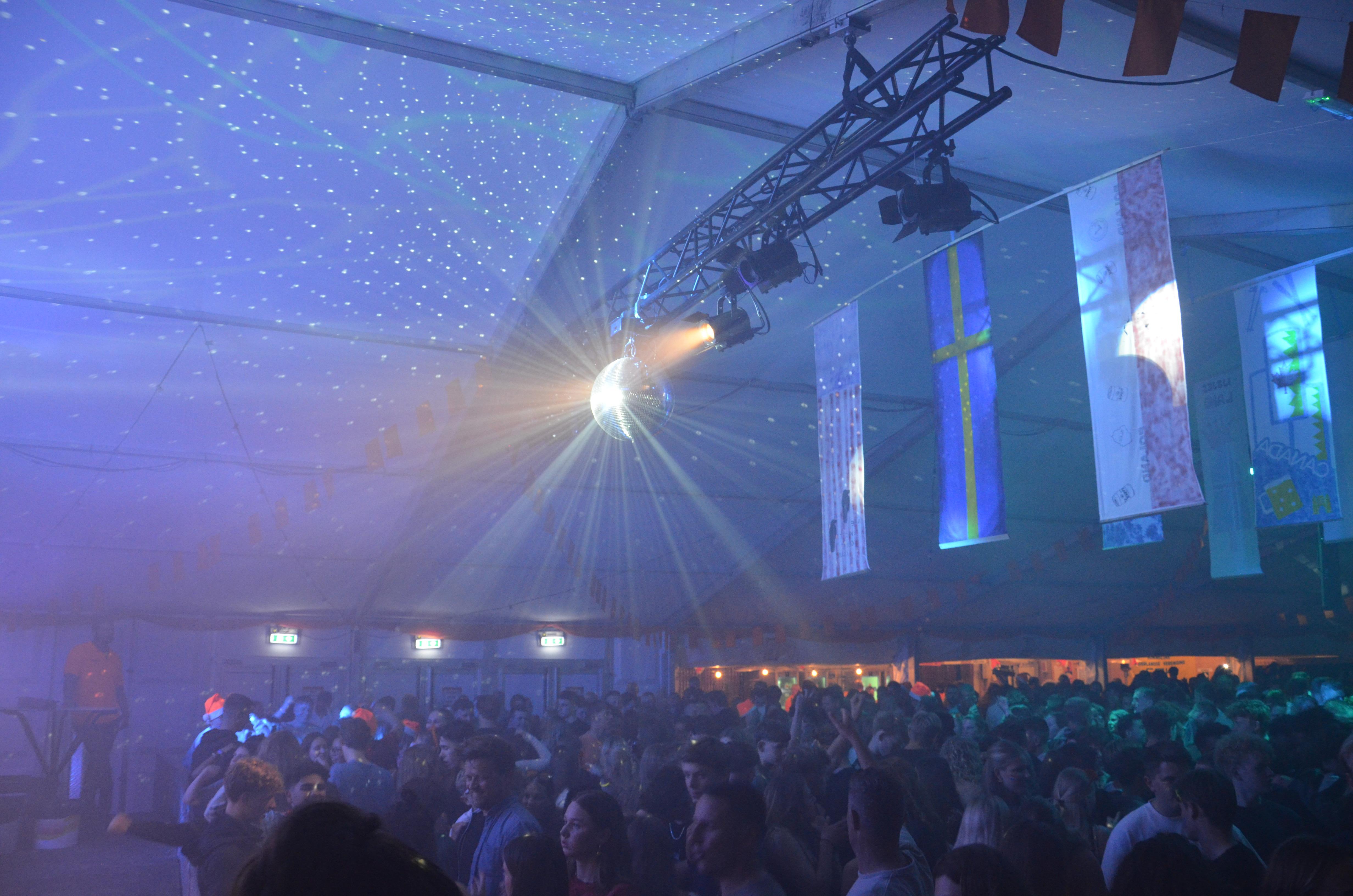 Feesttent met lichtshow en groot publiek